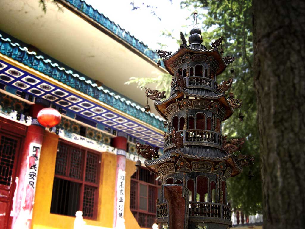 青龙山对面的寺庙