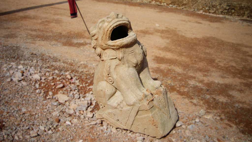 路边遗弃的石狮